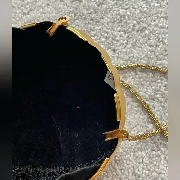 🚚 MOVING SALE Vintage brushed gold Lion's Head hard case minaudière crossbody - Picture 4 of 15